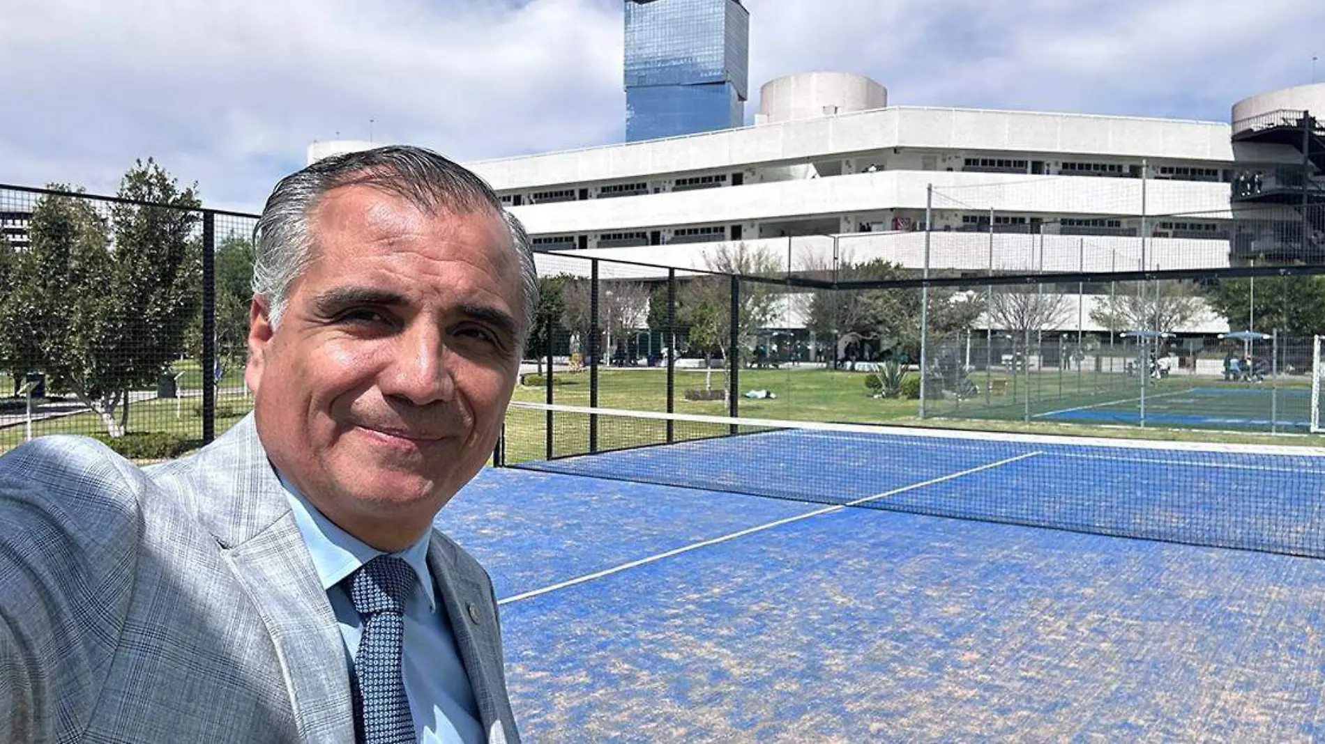 Jorge Rocha, director del ITESM en Puebla, presumiendo la cancha